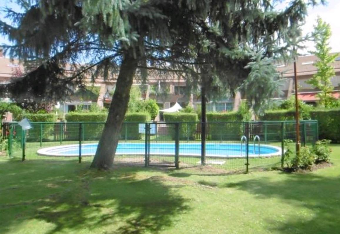Alojamientos Castellana Jardin 1 Y 2 Parking Y Piscina Gratis!! Burgos Exterior photo